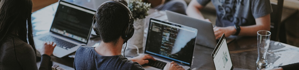 Menschen arbeiten gemeinsam an Laptops
